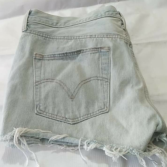 Levis women's denim short. - Picture 4 of 8